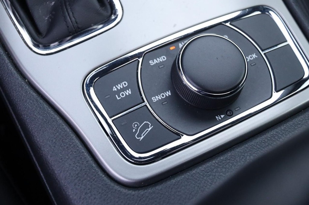 Jeep Grand Cherokee Vehicle Full-screen Gallery Image 21