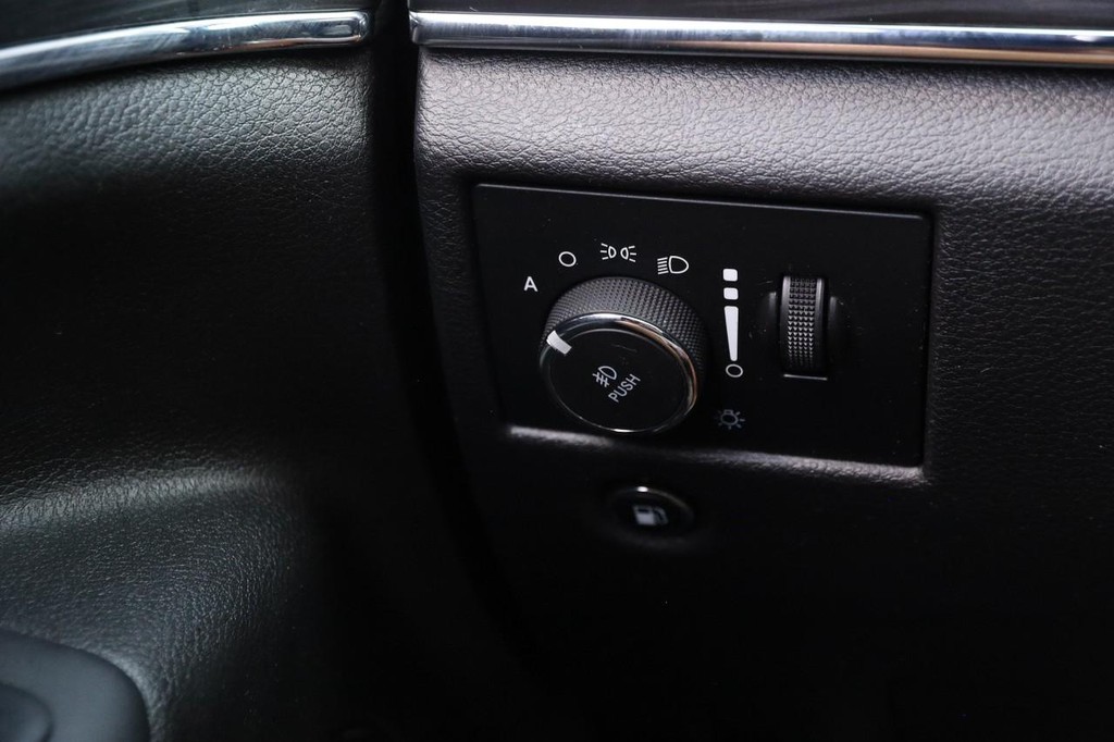 Jeep Grand Cherokee Vehicle Full-screen Gallery Image 22