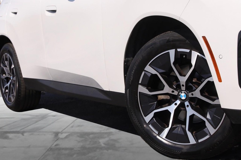 BMW X3 Vehicle Full-screen Gallery Image 03