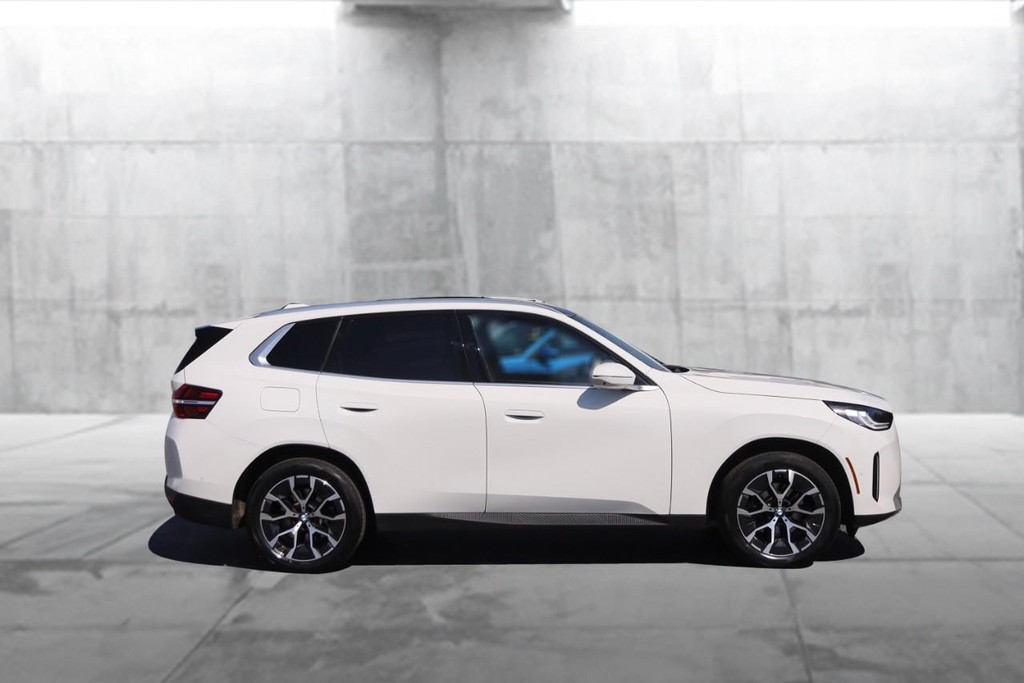 BMW X3 Vehicle Full-screen Gallery Image 05
