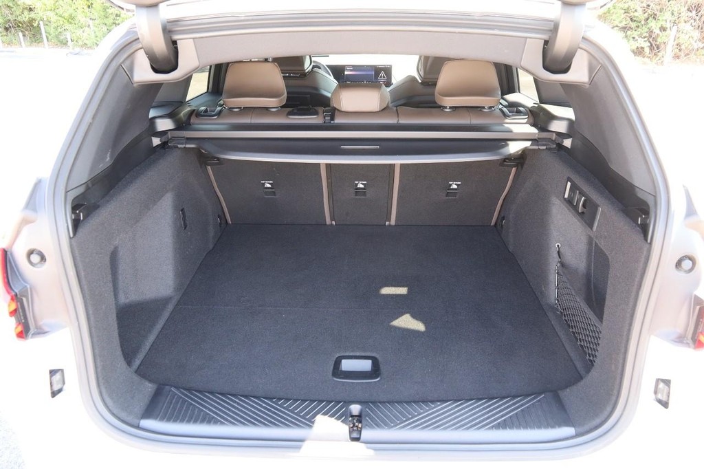 BMW X3 Vehicle Full-screen Gallery Image 07