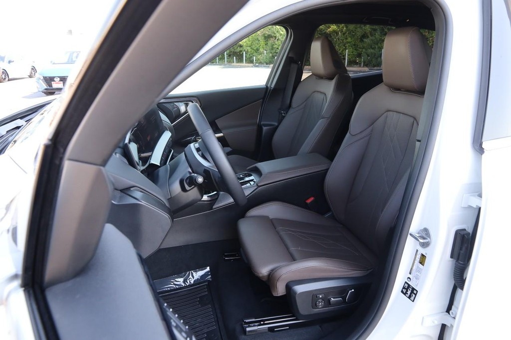 BMW X3 Vehicle Full-screen Gallery Image 09