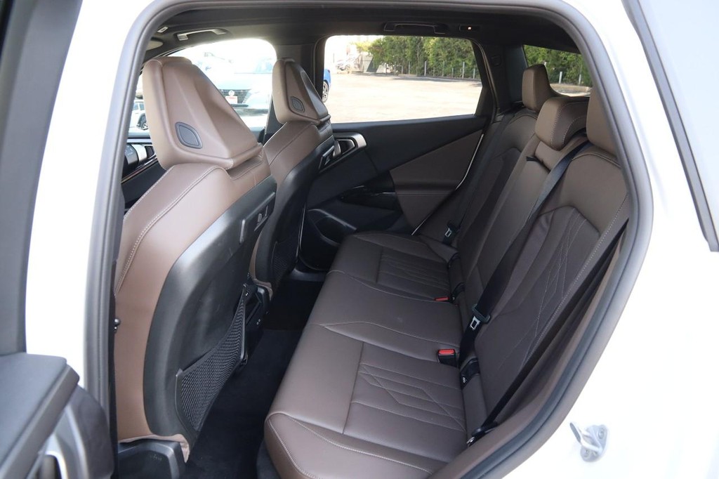 BMW X3 Vehicle Full-screen Gallery Image 10