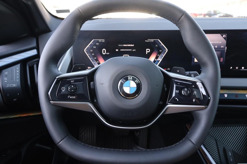 BMW X3 Vehicle Full-screen Gallery Image 11