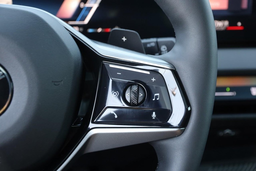 BMW X3 Vehicle Full-screen Gallery Image 13