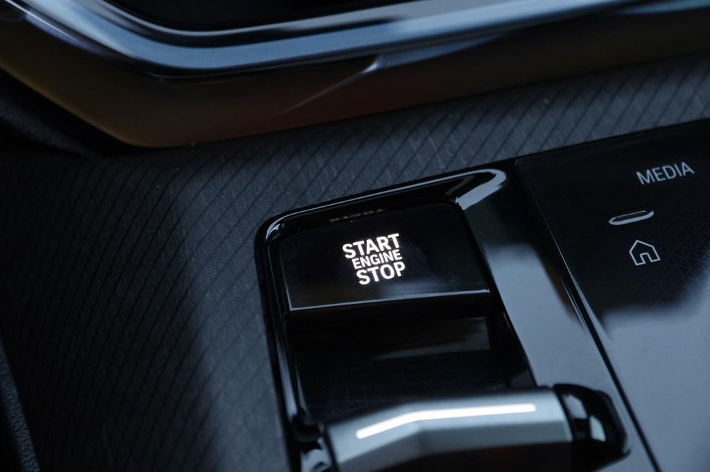 BMW X3 Vehicle Full-screen Gallery Image 15