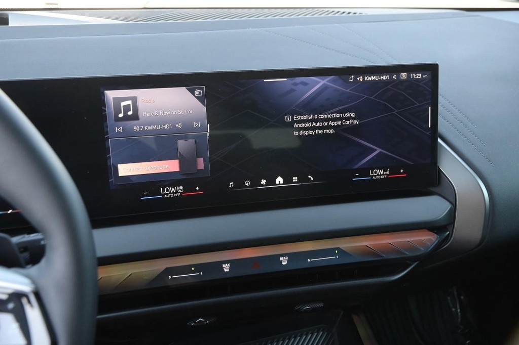 BMW X3 Vehicle Full-screen Gallery Image 16