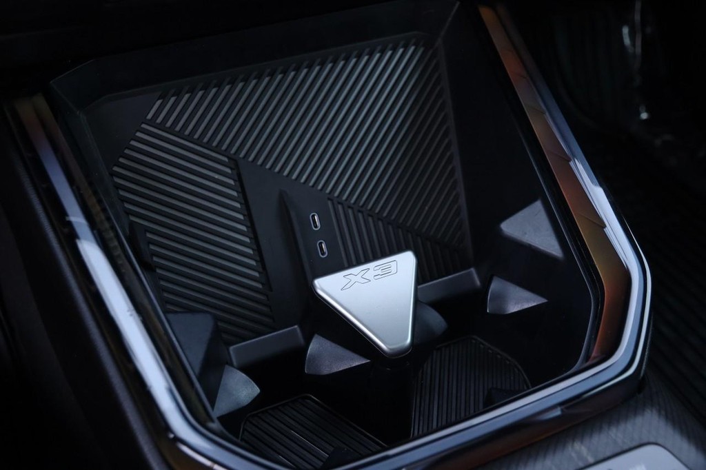 BMW X3 Vehicle Full-screen Gallery Image 20