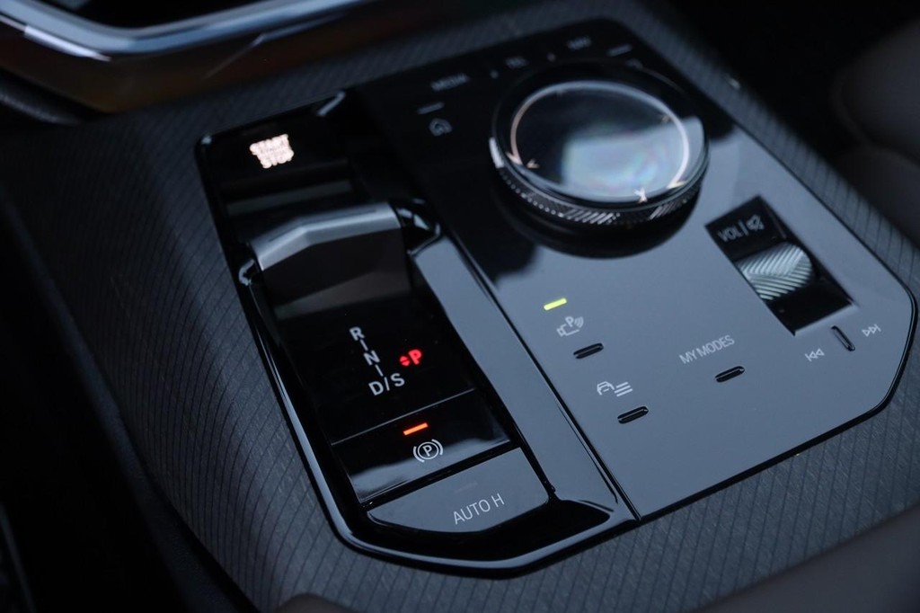 BMW X3 Vehicle Full-screen Gallery Image 21