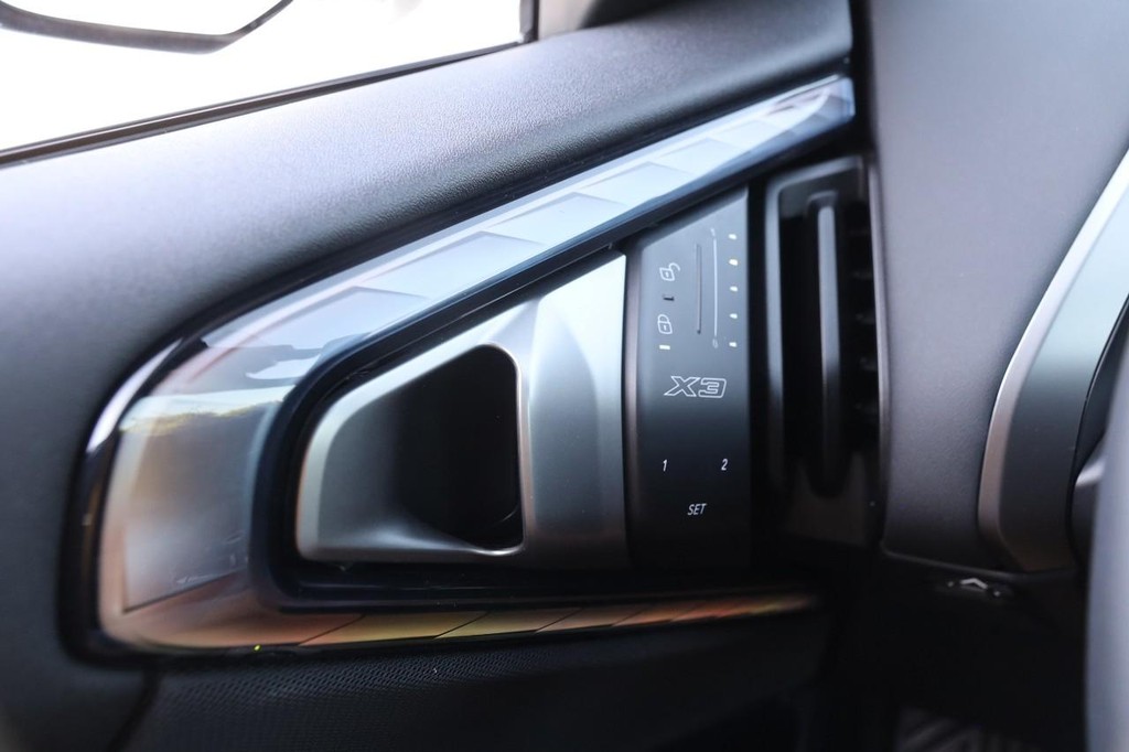 BMW X3 Vehicle Full-screen Gallery Image 23
