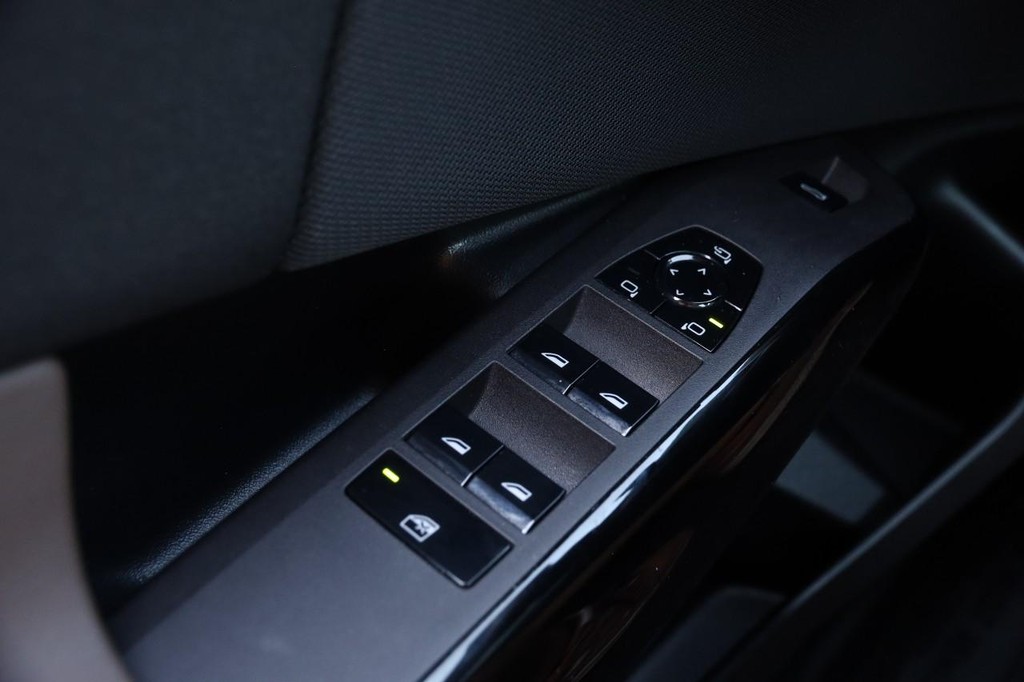 BMW X3 Vehicle Full-screen Gallery Image 24