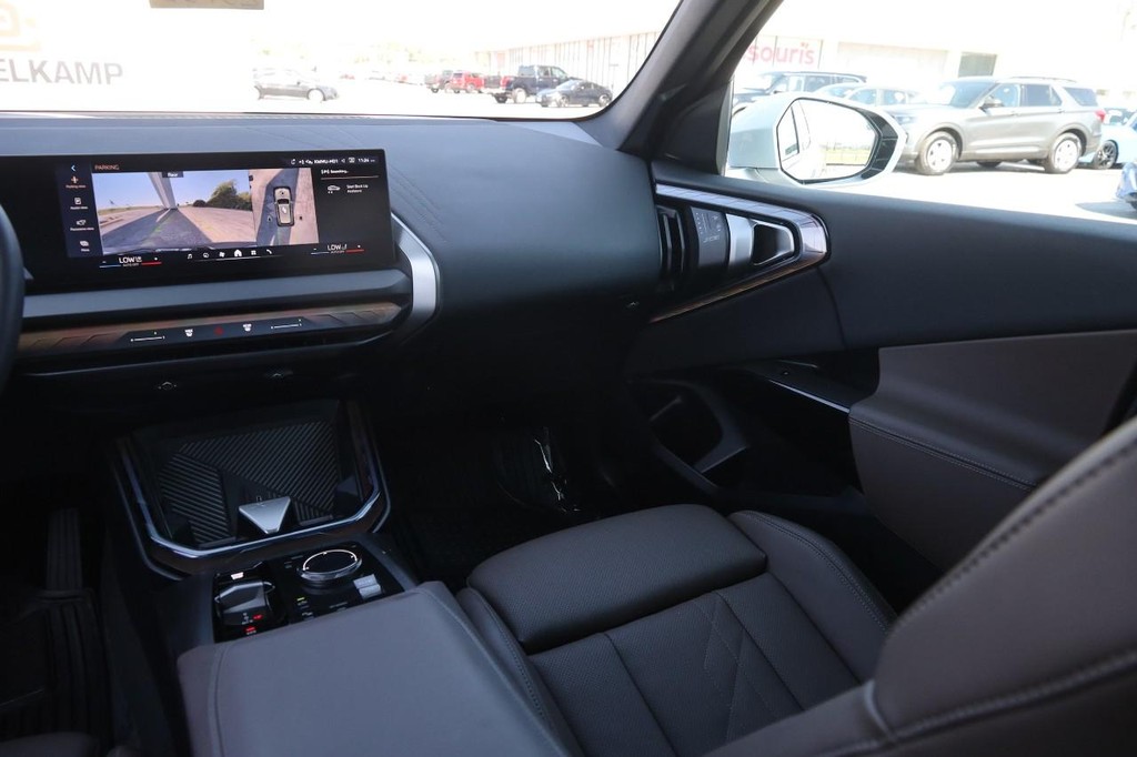 BMW X3 Vehicle Full-screen Gallery Image 29