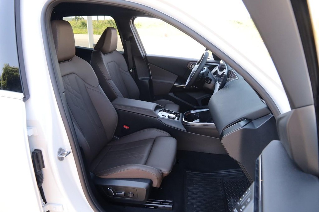 BMW X3 Vehicle Full-screen Gallery Image 30