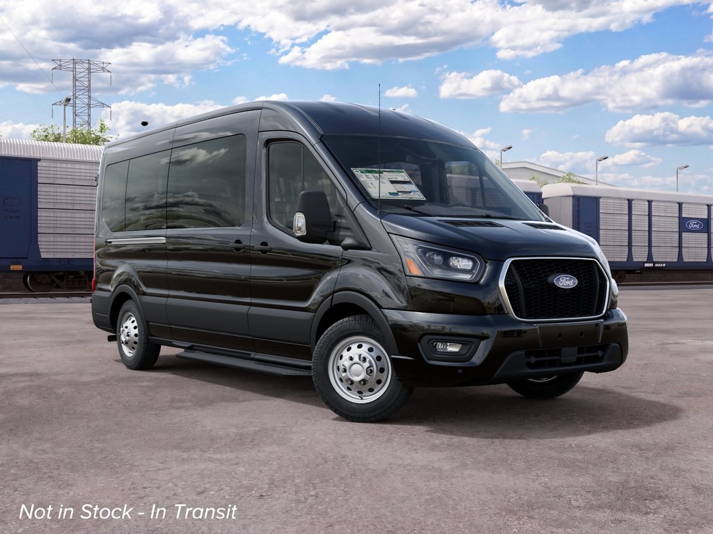 Ford Transit-350 Vehicle Full-screen Gallery Image 4