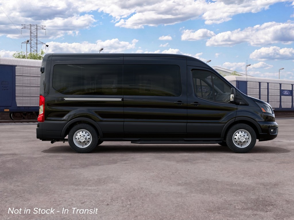 Ford Transit-350 Vehicle Full-screen Gallery Image 5
