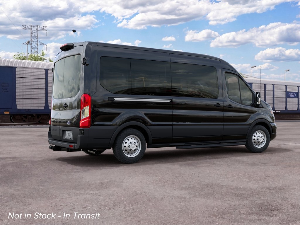 Ford Transit-350 Vehicle Full-screen Gallery Image 6