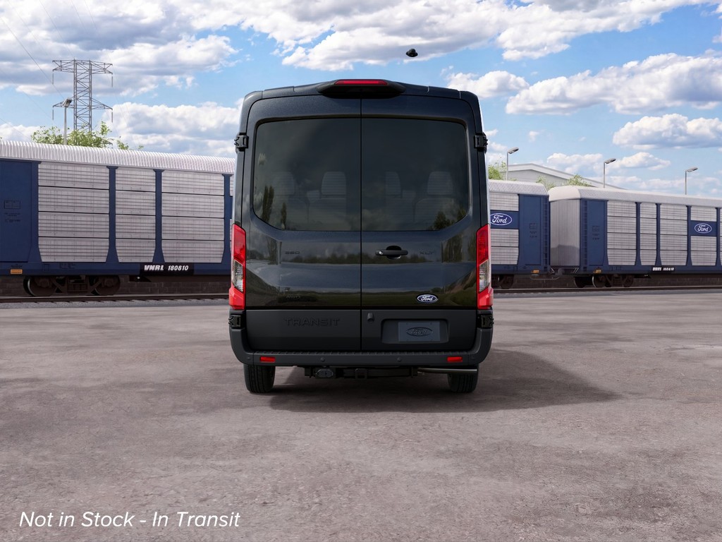 Ford Transit-350 Vehicle Full-screen Gallery Image 7