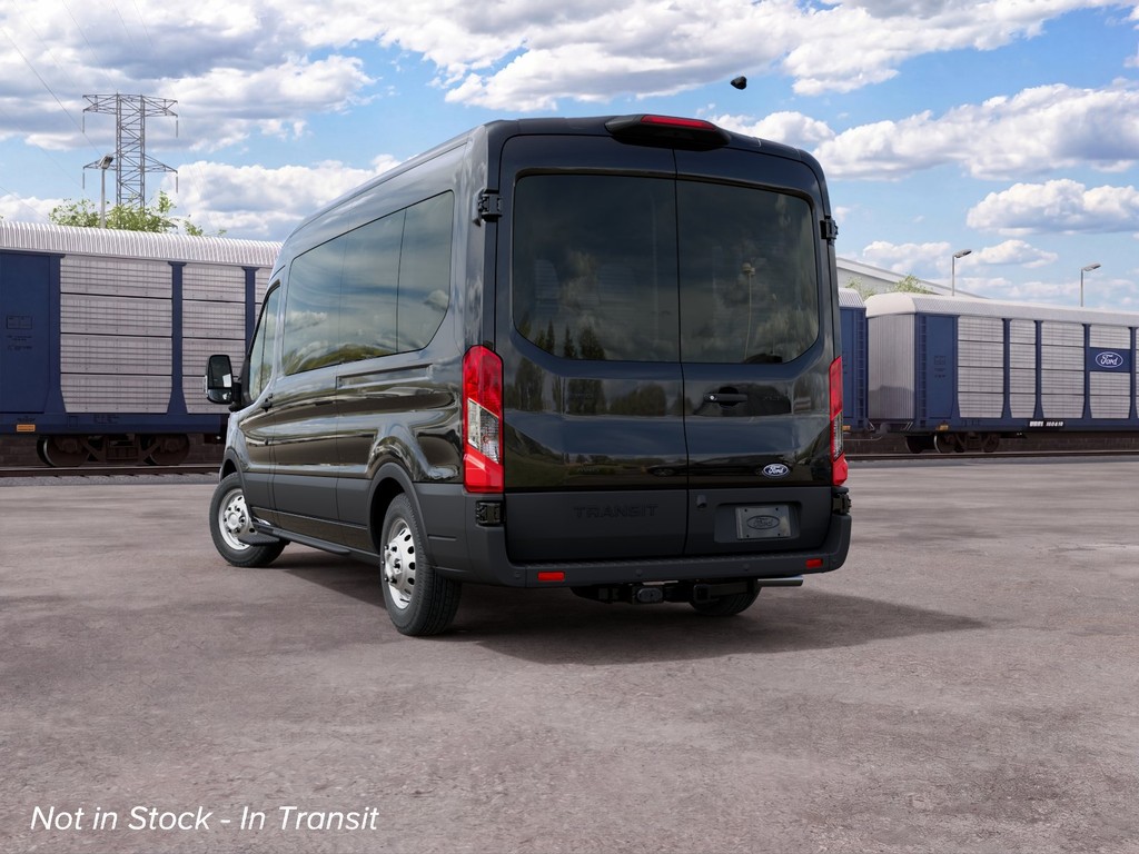 Ford Transit-350 Vehicle Full-screen Gallery Image 8