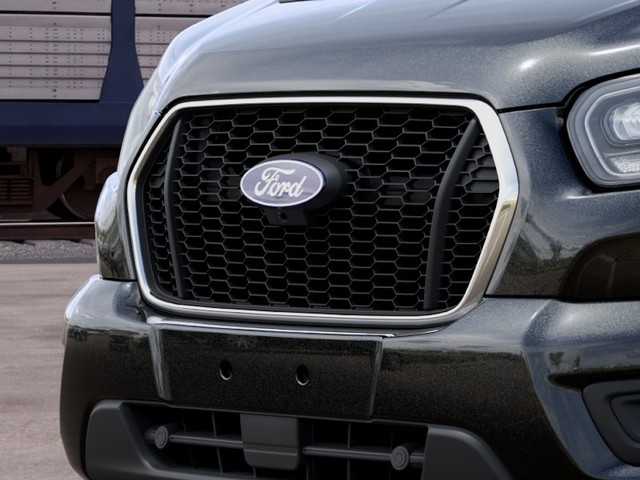 Ford Transit-350 Vehicle Full-screen Gallery Image 17