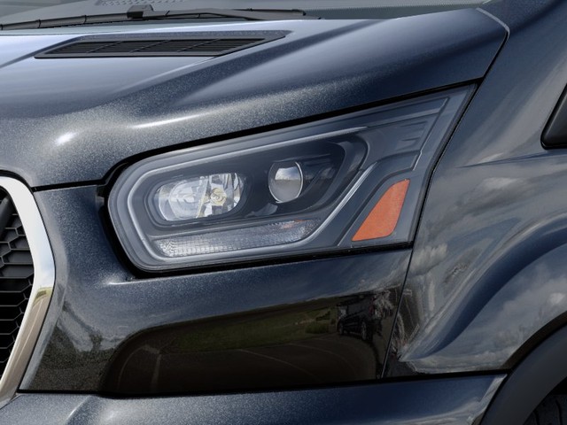 Ford Transit-350 Vehicle Full-screen Gallery Image 18