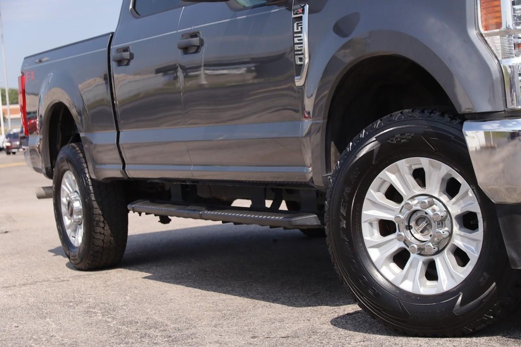 Ford Super Duty F-250 SRW Vehicle Full-screen Gallery Image 3