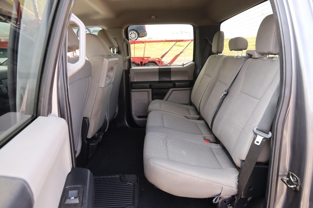 Ford Super Duty F-250 SRW Vehicle Full-screen Gallery Image 9