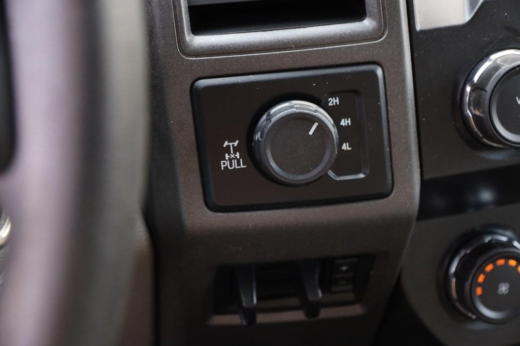 Ford Super Duty F-250 SRW Vehicle Full-screen Gallery Image 14