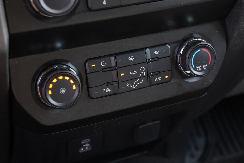 Ford Super Duty F-250 SRW Vehicle Full-screen Gallery Image 18