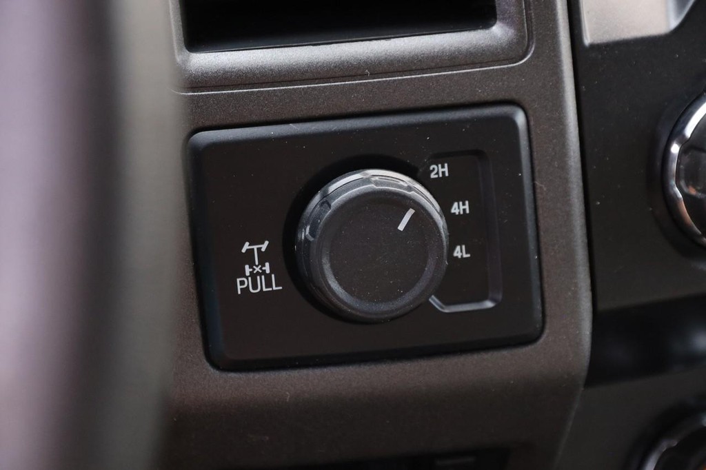 Ford Super Duty F-250 SRW Vehicle Full-screen Gallery Image 19