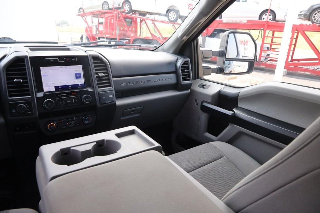Ford Super Duty F-250 SRW Vehicle Full-screen Gallery Image 25