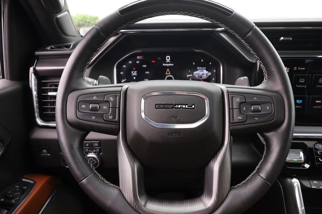 GMC Sierra 1500 Vehicle Full-screen Gallery Image 12