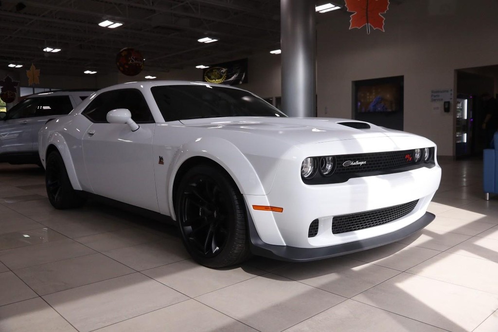 Dodge Challenger Vehicle Full-screen Gallery Image 02