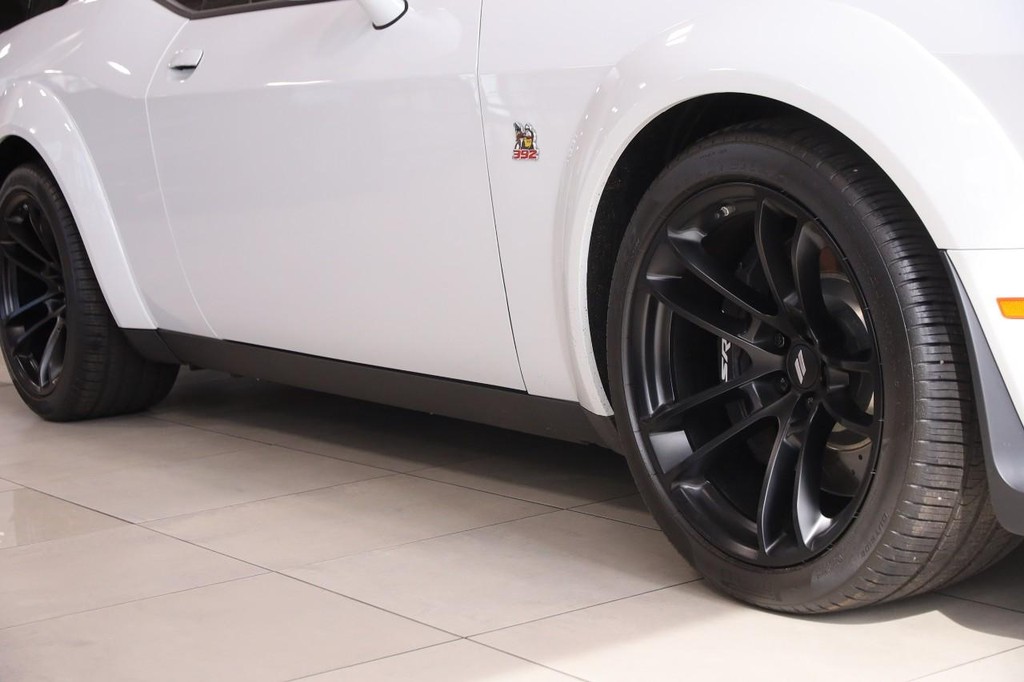Dodge Challenger Vehicle Full-screen Gallery Image 03