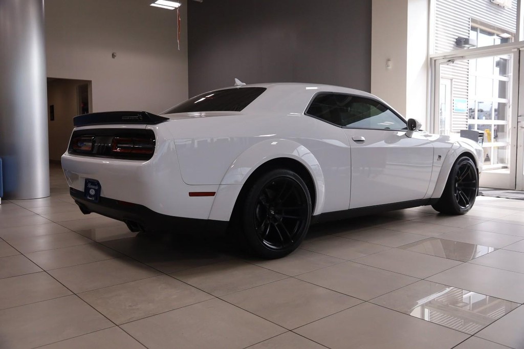 Dodge Challenger Vehicle Full-screen Gallery Image 05