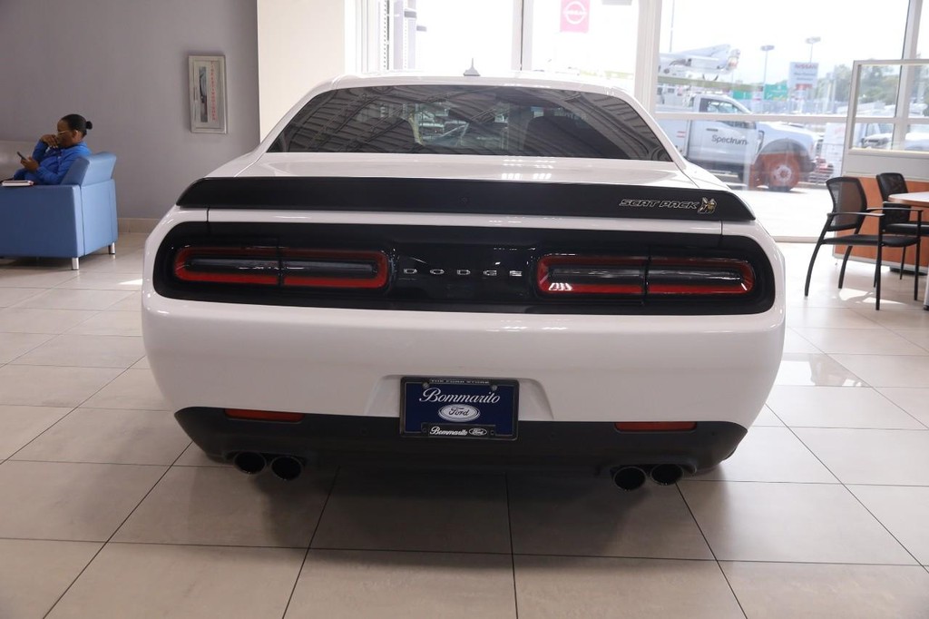 Dodge Challenger Vehicle Full-screen Gallery Image 06