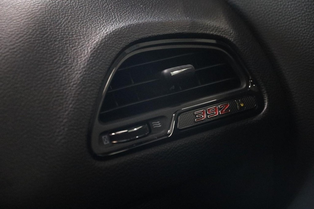 Dodge Challenger Vehicle Full-screen Gallery Image 16