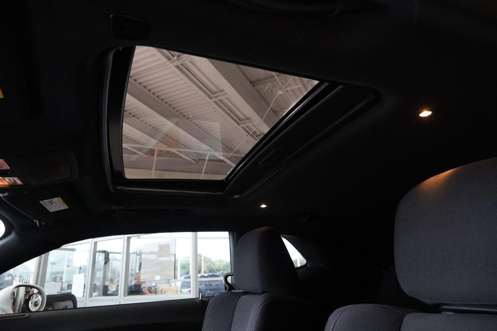 Dodge Challenger Vehicle Full-screen Gallery Image 19