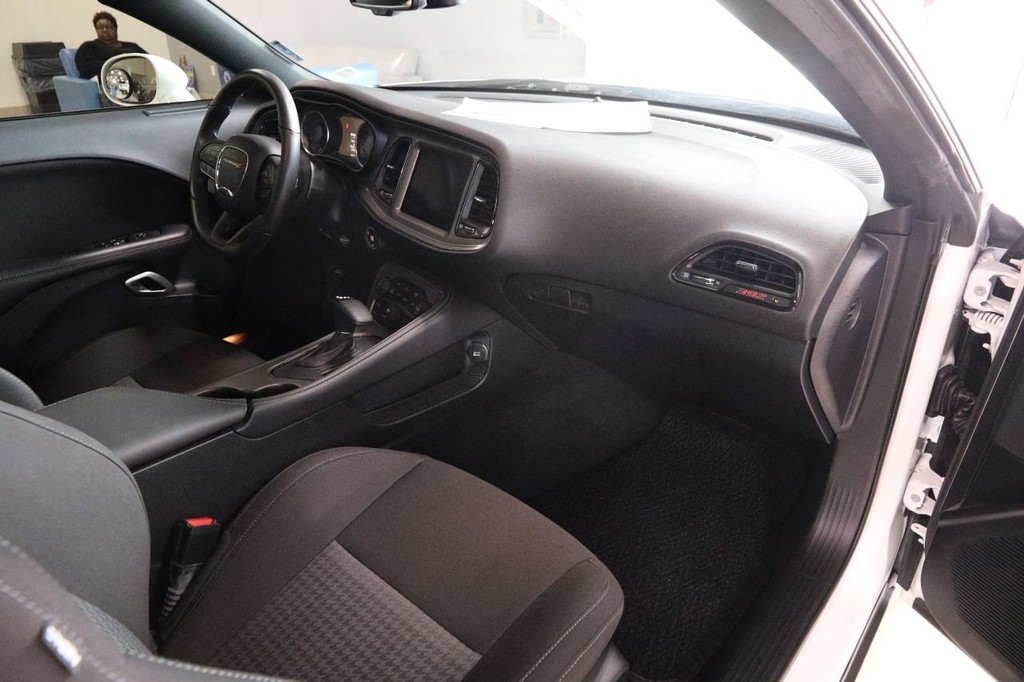 Dodge Challenger Vehicle Full-screen Gallery Image 20