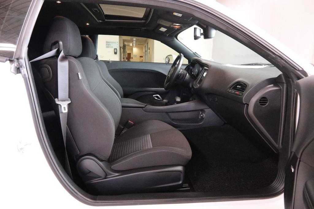 Dodge Challenger Vehicle Full-screen Gallery Image 21