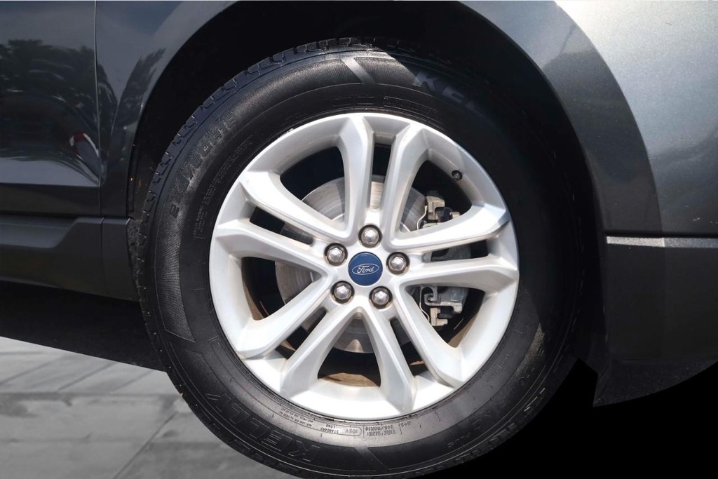 Ford Edge Vehicle Full-screen Gallery Image 3