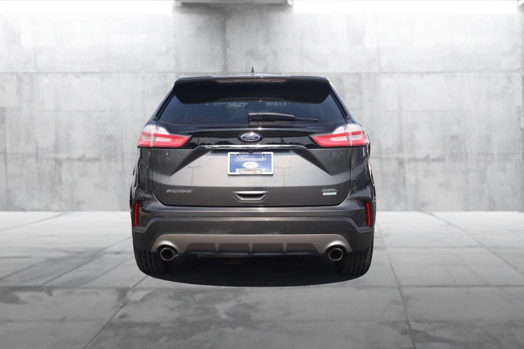 Ford Edge Vehicle Full-screen Gallery Image 6