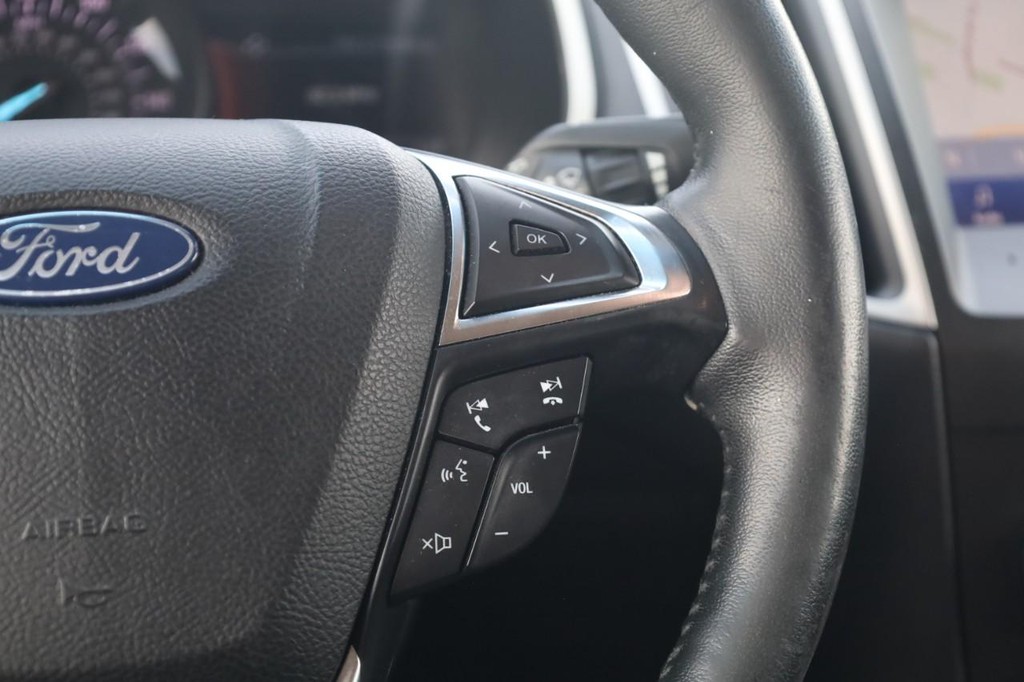 Ford Edge Vehicle Full-screen Gallery Image 9