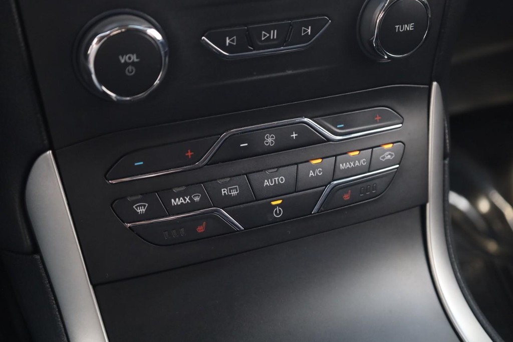 Ford Edge Vehicle Full-screen Gallery Image 16