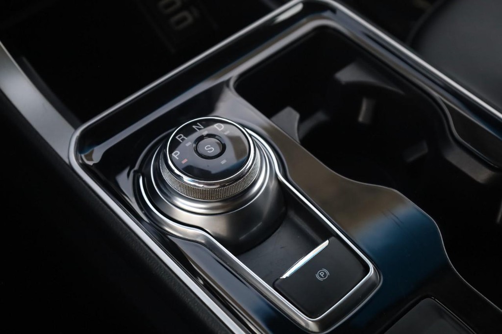 Ford Edge Vehicle Full-screen Gallery Image 18