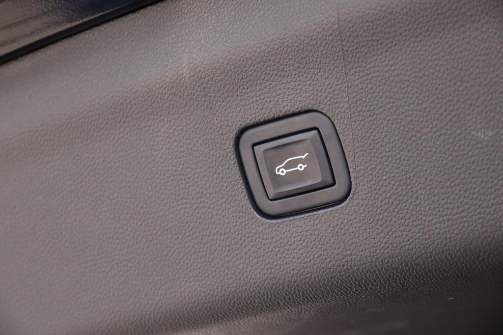 Buick Enclave Vehicle Full-screen Gallery Image 09