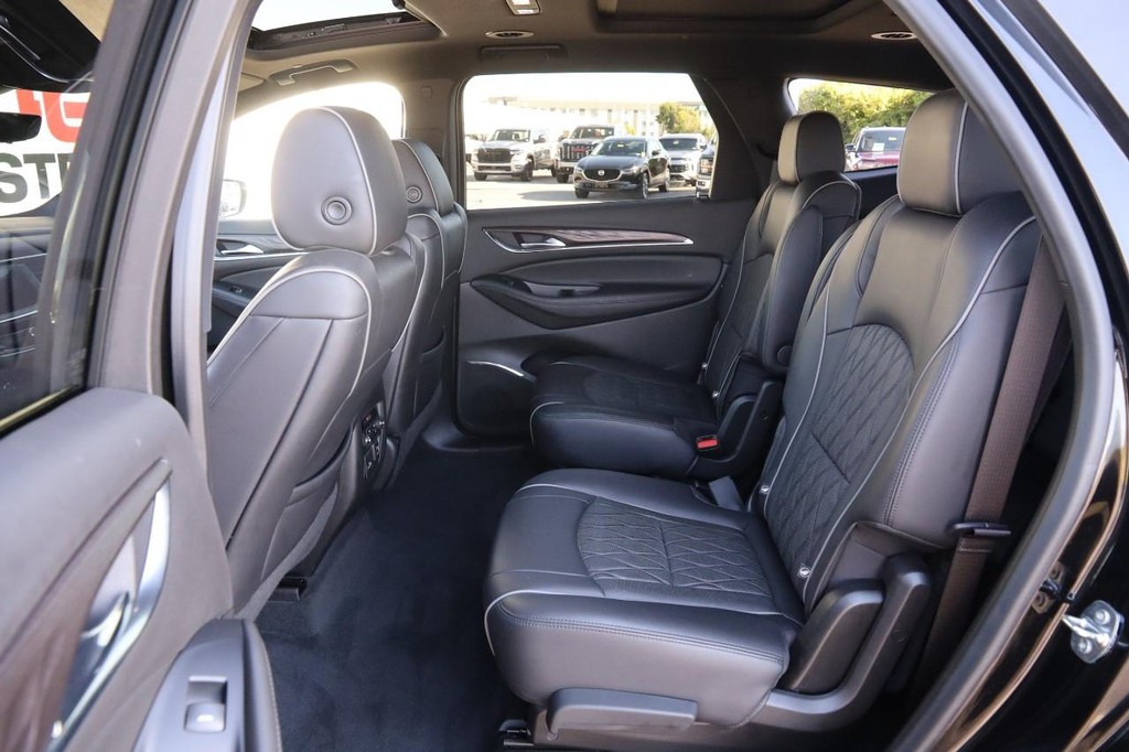 Buick Enclave Vehicle Full-screen Gallery Image 11