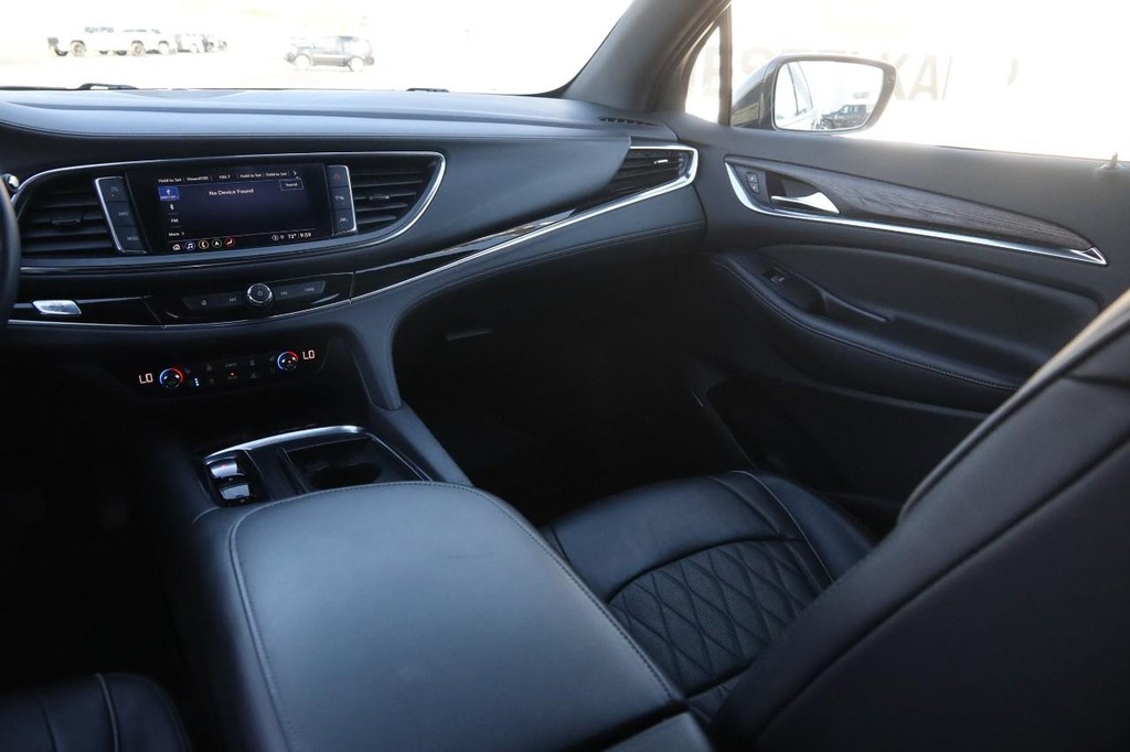 Buick Enclave Vehicle Full-screen Gallery Image 29