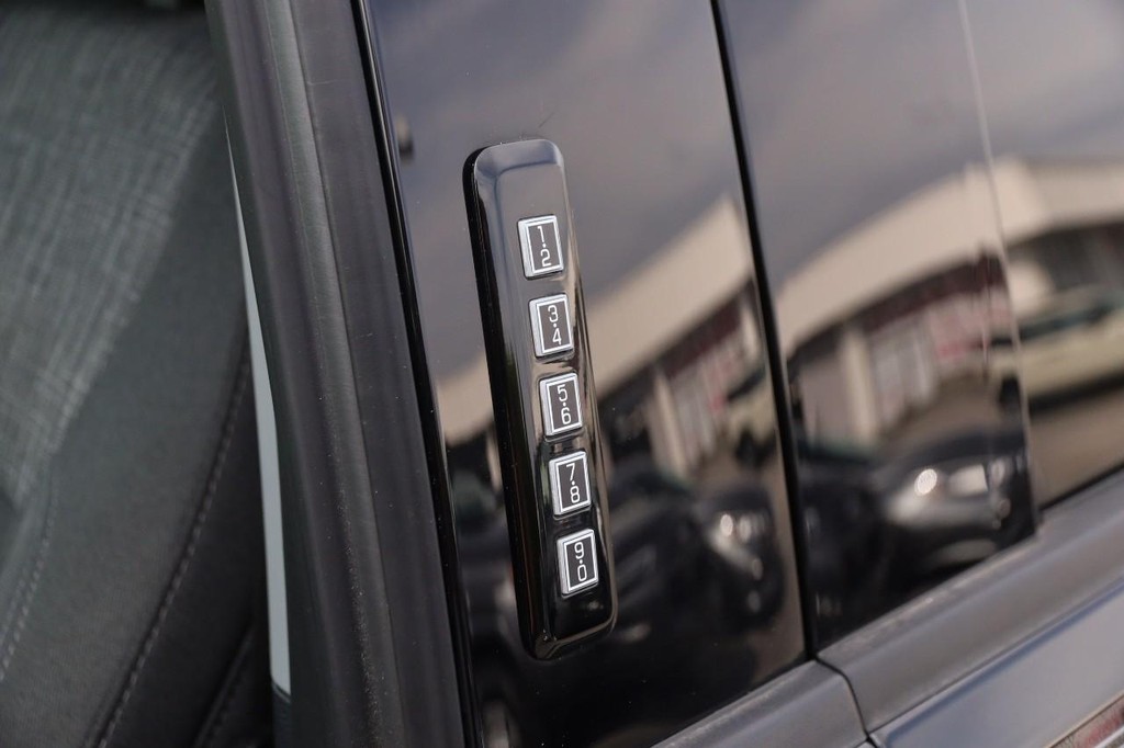 Ford F-150 Vehicle Full-screen Gallery Image 8
