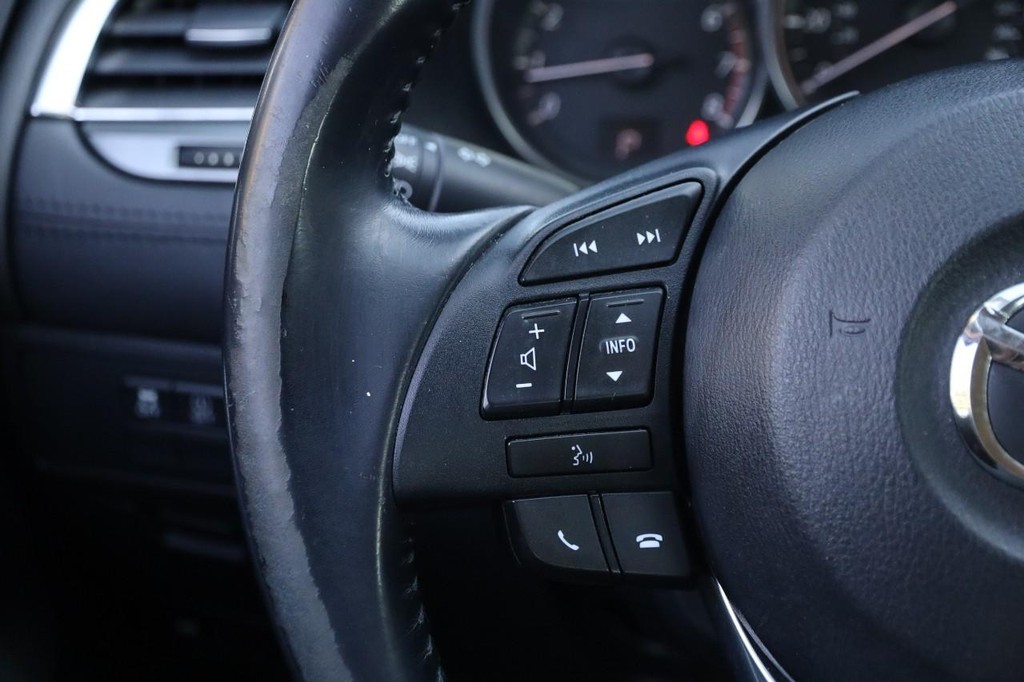 Mazda MAZDA6 Vehicle Full-screen Gallery Image 11
