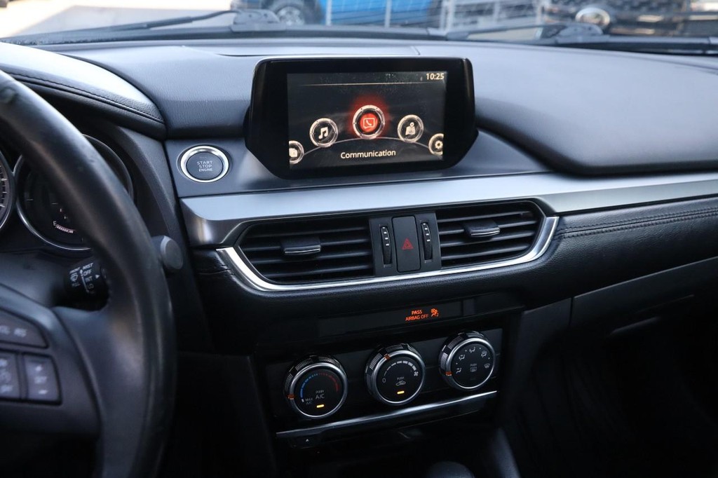 Mazda MAZDA6 Vehicle Full-screen Gallery Image 15